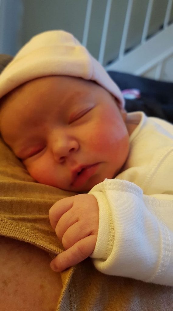 Mãe espalha chupeta em berço Mãe espalha chupeta em berço