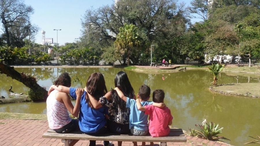 Adotam cinco irmãos que viviam em abrigo