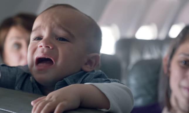 Bebê chora durante voo