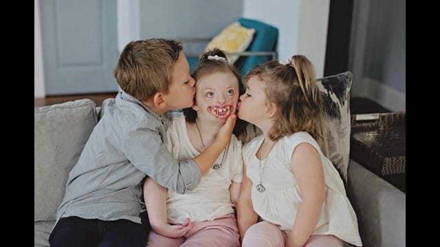 Imagem de menina é usada em postagem pró-aborto