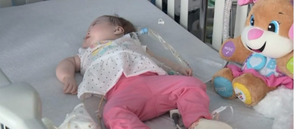 Bebê é chamada de pequeno milagre após receber alta de hospital