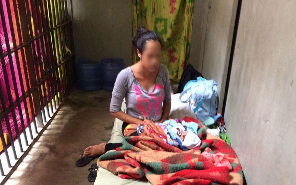 Mulher dá à luz um dia após ser presa 