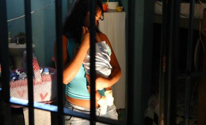 Mulher desabafa após dar à luz e bebê ter que ficar encarcerado