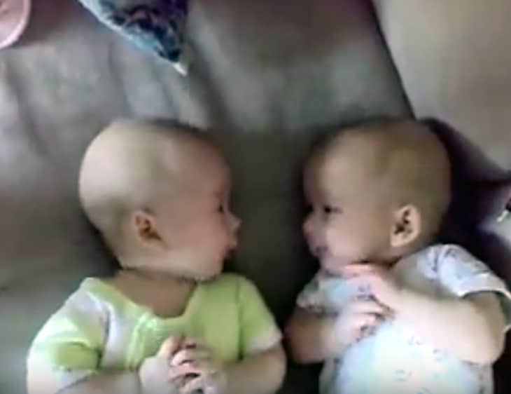 Gêmeos são flagrados 'conversando' entre si Gêmeos são flagrados 'conversando' entre si