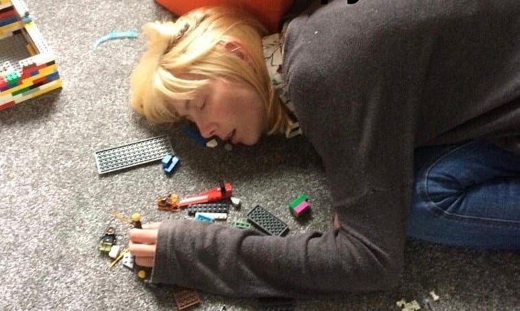 Mulher exausta cuida dos filhos após sessão de quimioterapia