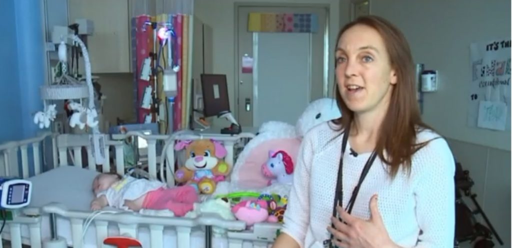 Bebê é chamada de pequeno milagre após receber alta de hospital