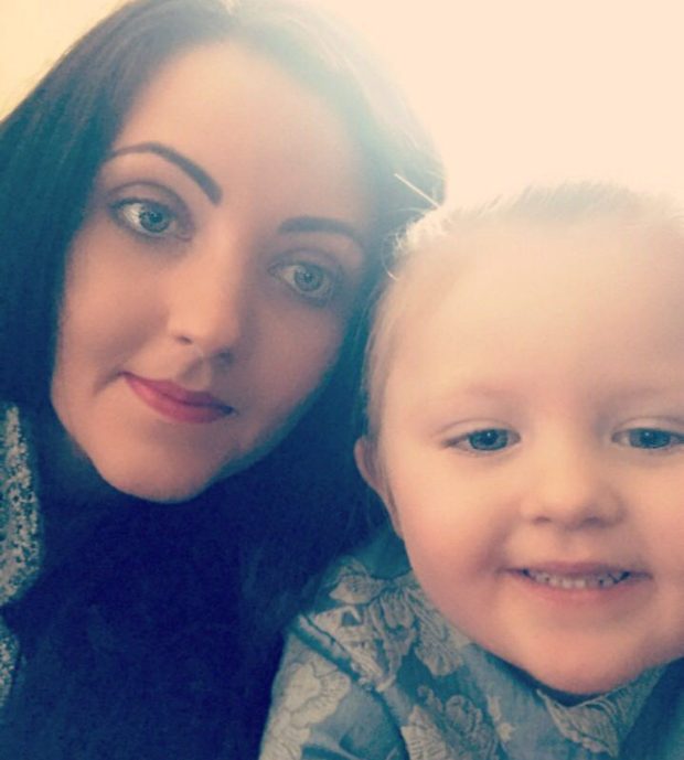 Menina quase perde a orelha por infecção causada por brinco