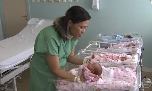 Mãe dá à luz quadrigêmeos 