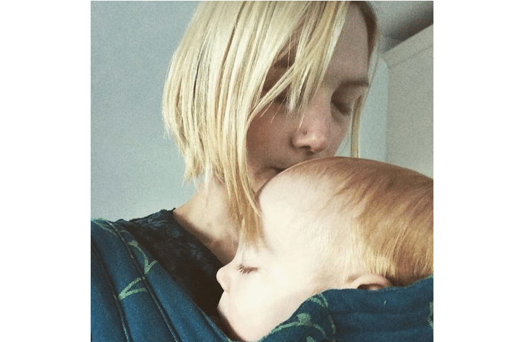 Mulher exausta cuida dos filhos após sessão de quimioterapia