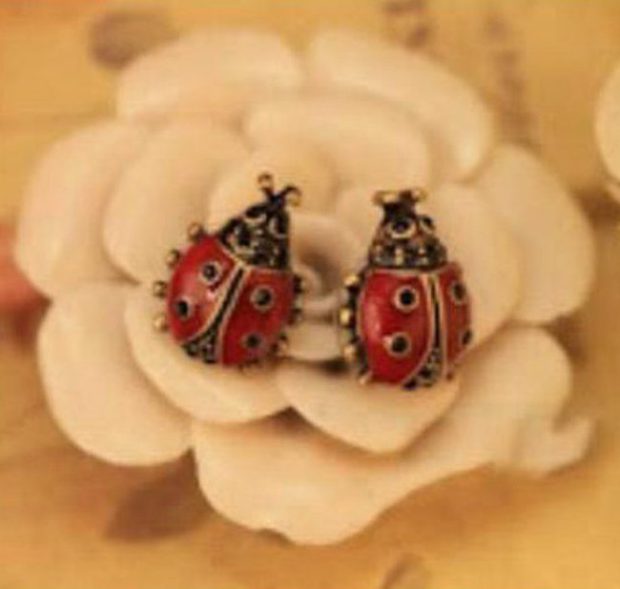 Menina quase perde a orelha por infecção causada por brinco