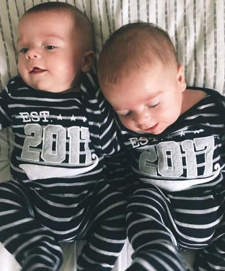 Mãe compartilha imagem após gravidez de gêmeos