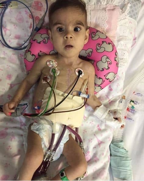 Menina vive com dois corações enquanto luta por transplante