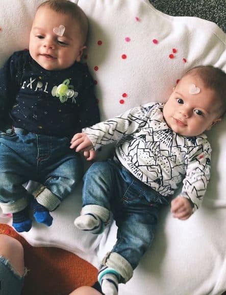 Mãe compartilha imagem após gravidez de gêmeos