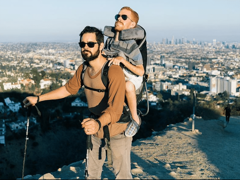 Homem conhece o mundo com a ajuda dos amigos