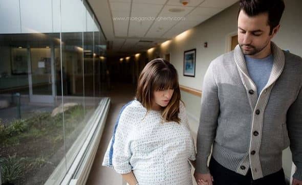 Mãe amamenta em trabalho de parto