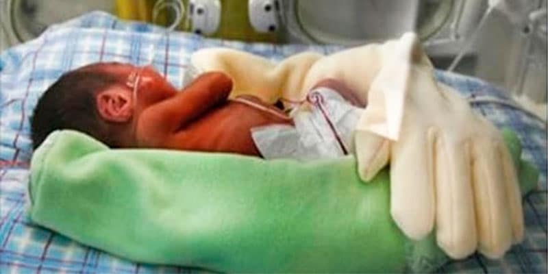 Mães estão deixando luvas em cima de seus bebês prematuros. E o que acontece depois choca a todos