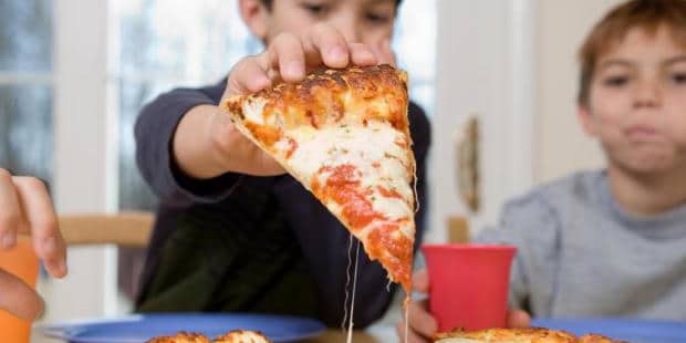 Motoqueiros se vestem de heróis e distribuem pizzas para crianças carentes