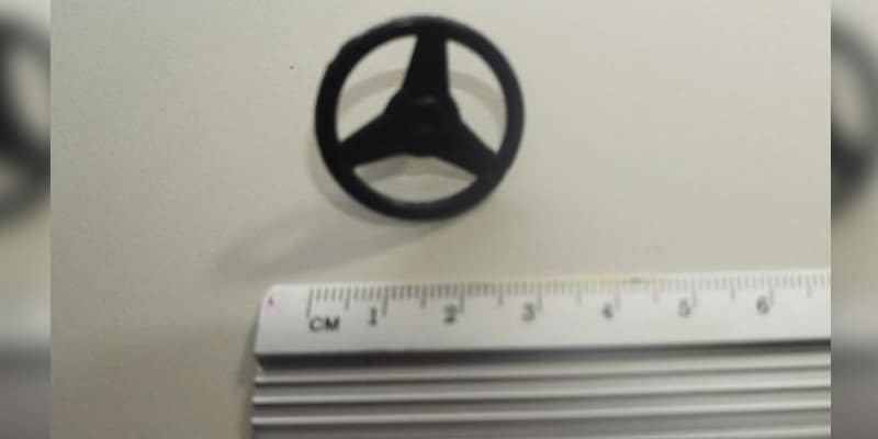 De folga, policial salva a vida de bebê que engasgou com peça de carrinho de brinquedo