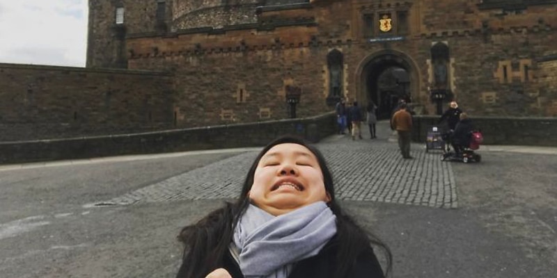 Mulher quebra padrões de beleza ao tirar “selfies feias” e hilárias pelo mundo