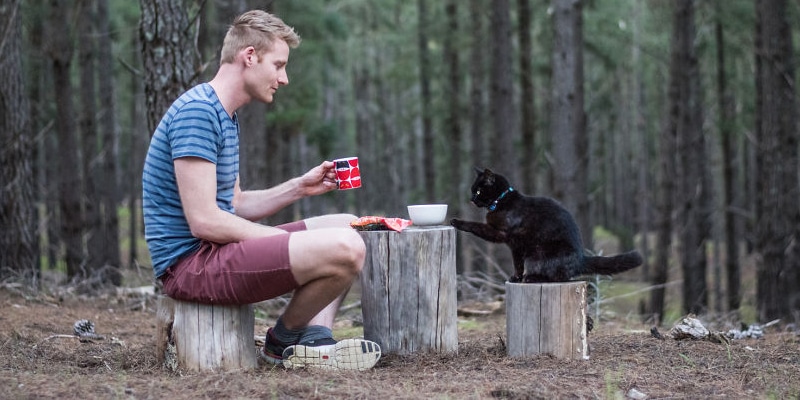 Homem larga o emprego e vende tudo o que tem para viajar pelo mundo com sua gata