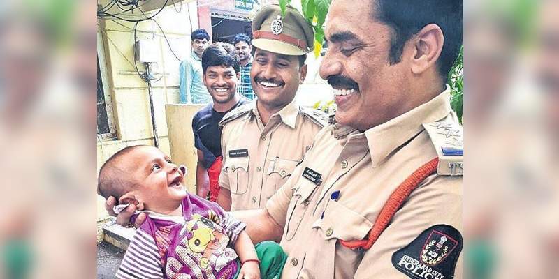 Sorriso de bebê para policial