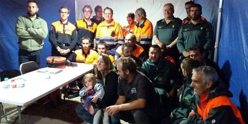 Garotinha de dois anos desaparece por 7 horas e é encontrada dormindo em cima de cão