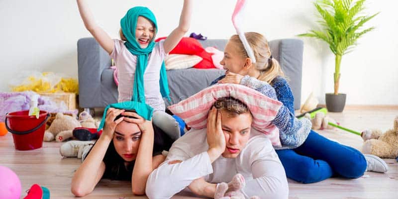 Cuidar dos filhos causa esgotamento maior do que trabalhar fora de casa, diz pesquisa