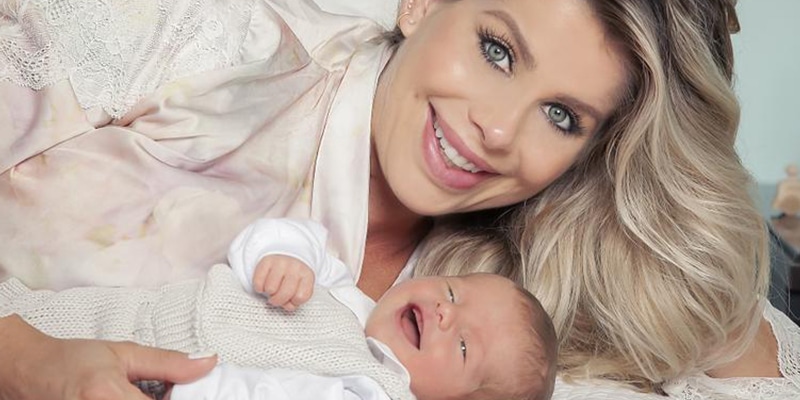 Mãe de bebê, Karina Bacchi revela capa protetora que usa para dar de mamar ao filho