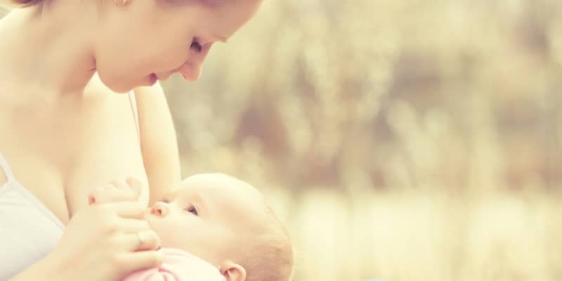 Saiba como evitar o empedramento do leite durante a amamentação