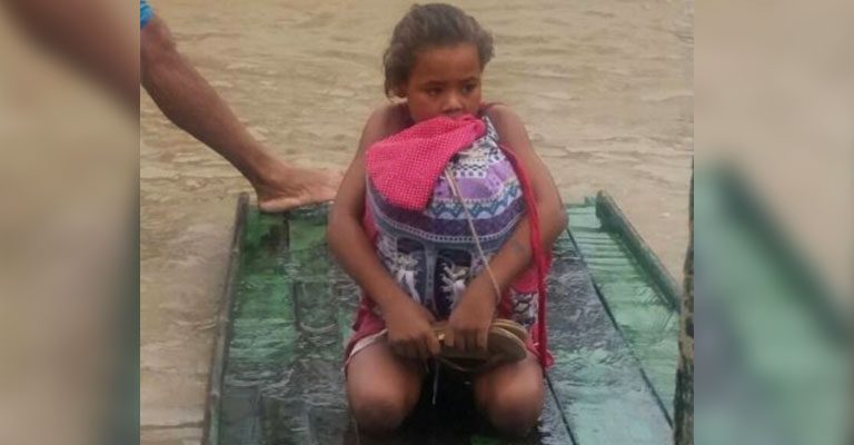 Fugindo da enchente, menina pernambucana escolhe salvar livros aos brinquedos
