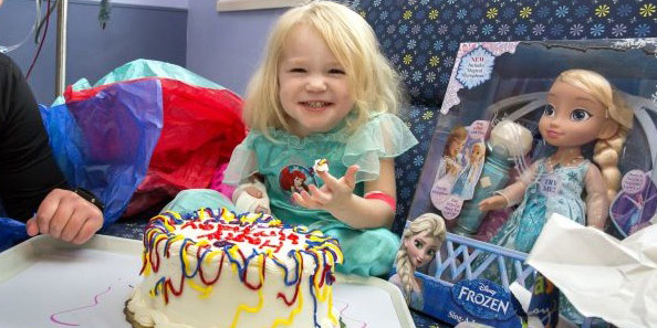Diagnosticada com leucemia, menina ganha festa de aniversário organizada pelas enfermeiras do hospital