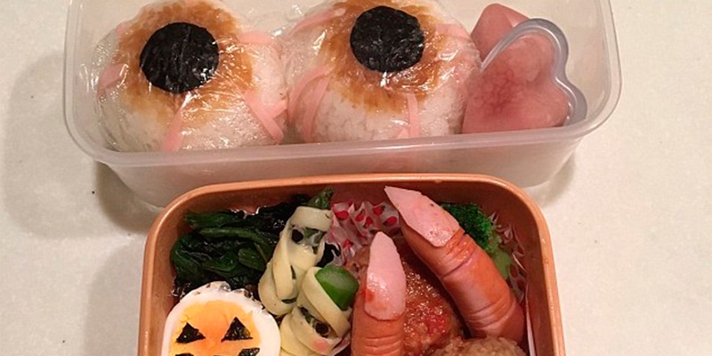 Eles colocam dedos e olhos na comida. Veja essa e outras criações para o Dia das Bruxas