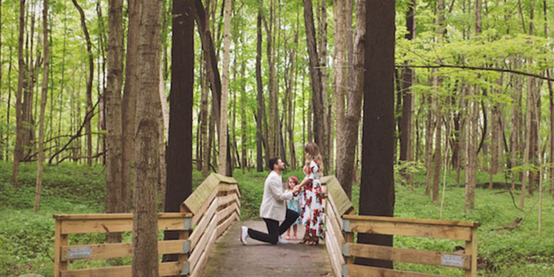 Durante pedido de casamento, homem pede ‘a mão’ de sua enteada de 5 anos e emociona todos com o que tem a dizer
