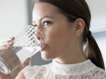 A terapia de beber água acordar promete ajudar a curar muitas doenças graves.