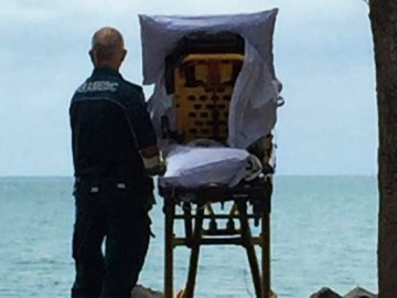 Paramédicos levam paciente paliativo para ver o mar