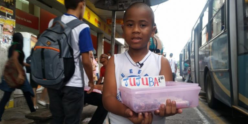 Menino de 7 anos vende doces para comemorar o aniversário