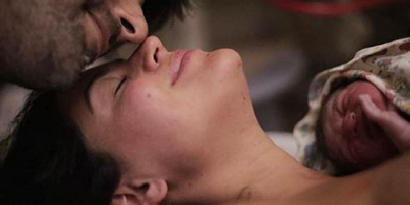 Atriz Carol Castro faz texto emocionante sobre dores do parto e a chegada da primeira filha