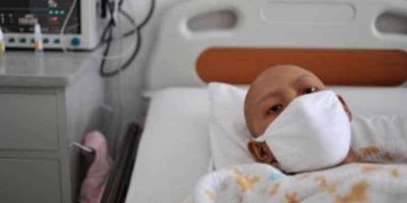 Menino de cinco anos é abandonado pelos pais no hospital ao ser diagnosticado com câncer