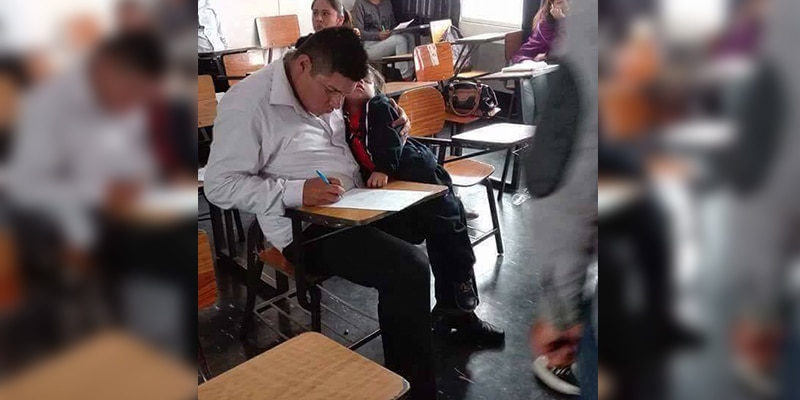 Durante prova, todos se concentram no que pai faz com o filho que está em seu colo