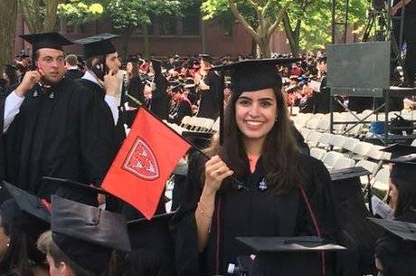 Jovem de periferia se forma em Harvard e dá exemplo de superação