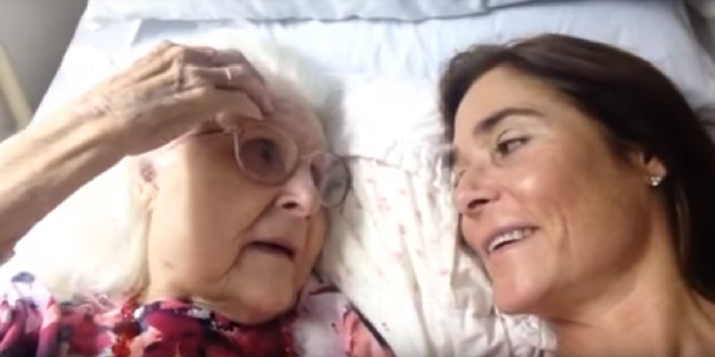 Mãe com Alzheimer reconhece a filha