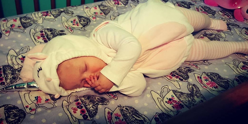 Pai coloca bebê de seis meses em berço. 30 minutos depois, vê o que seu irmão fez com ele