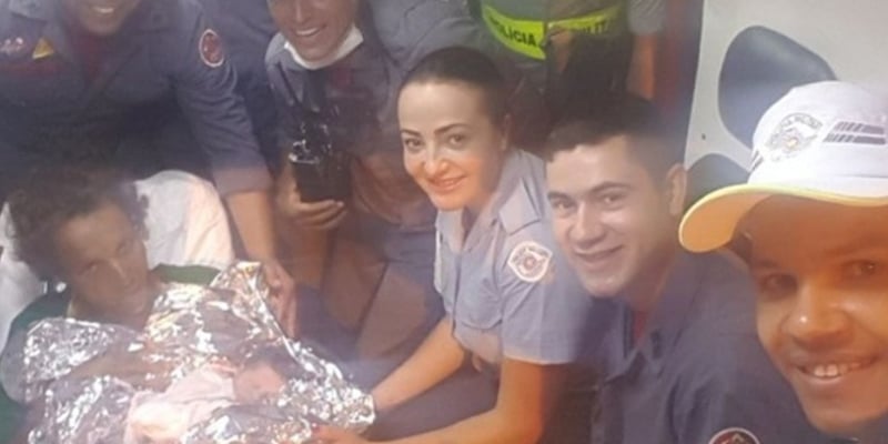 Moradora de rua entra em trabalho de parto em parque e policiais aparecem para salvá-la