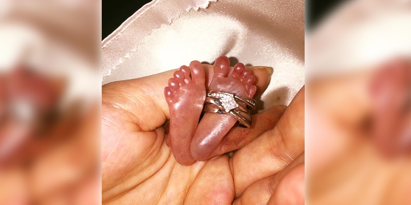 Mãe se revolta ao ver a filha nascer na 22ª semana de gestação e morrer por falta de ajuda médica