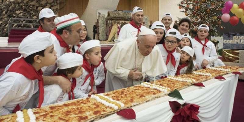 Papa Francisco comemora seu aniversário com uma pizza gigante e dezenas de crianças