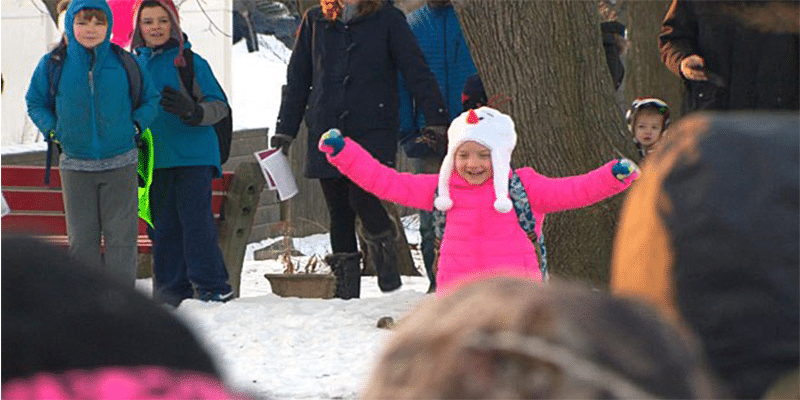 Garota volta às aulas após tratamento de câncer e o que ela encontra vai te emocionar