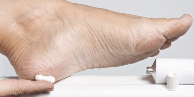 As pessoas estão passando pasta de dentes nos pés antes de dormir. Entenda o motivo