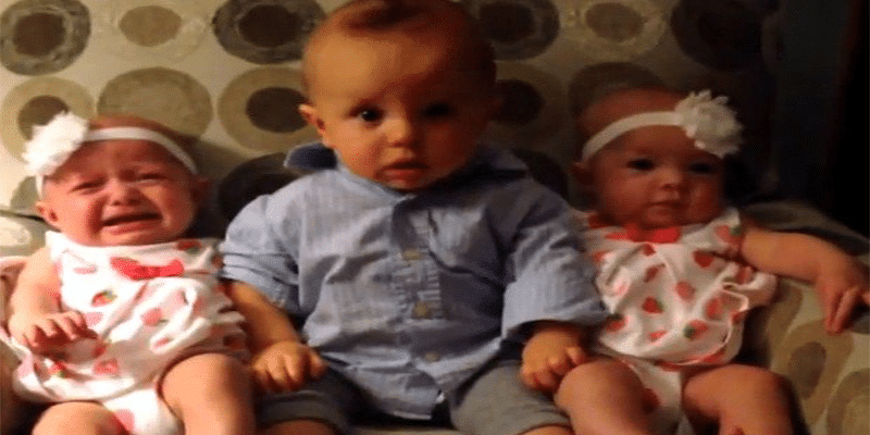 Bebê conhece suas irmãs gêmeas e vídeo fofo mostra que ele ficou bem confuso com isso