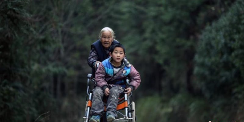 Aos 76 anos, idosa não sucumbe à idade e caminha 24 km por dia para levar o neto à escola