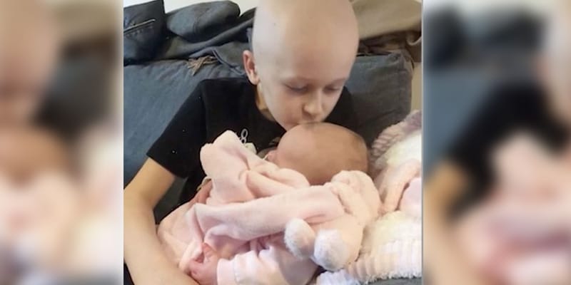 Menino com câncer terminal luta para conhecer irmã. E pais se emocionam com últimas palavras à ela